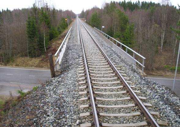 D) Tilaajalla tiedotettavat vauriot tai puutteet kirjataan sarakkeeseen D: siipimuuri on selvästi liian lyhyt ja rataluiskan ja keilan paikallaan pysymiseen tarvitaan lisärakenteita (yleensä