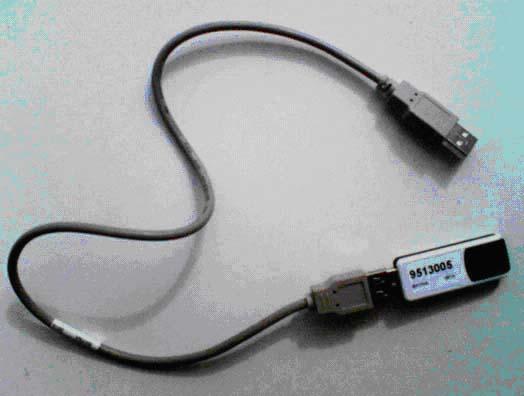 2.3 Kytke tuettu Bluetooth USB -sovitin Kohde 6 Bluetooth-sovitin Työnnä sovitin USB-porttiin. Ainoa tuettu Bluetooth-sovitin on Volvon toimittama sovitin, osanumero 9513005.