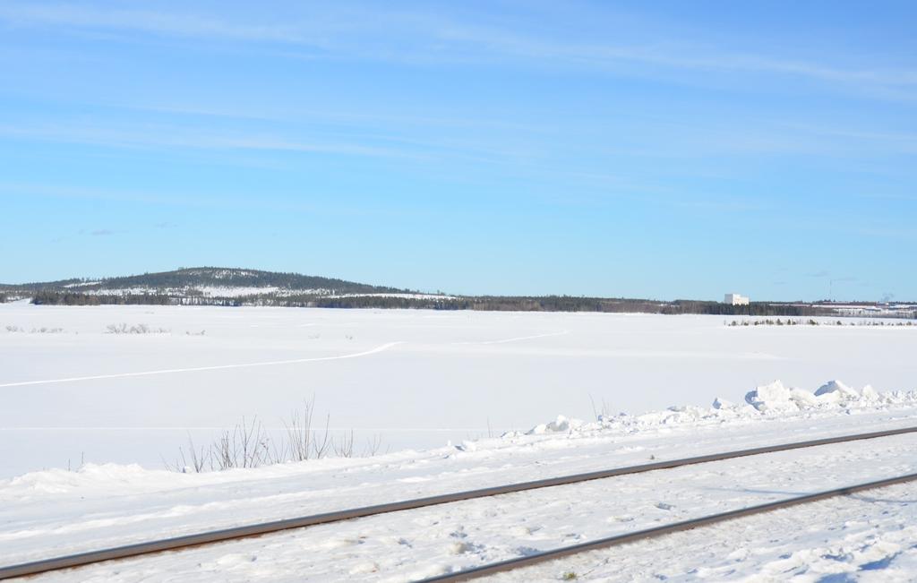 Näkymä valtatieltä sillan pientareelta etelään päin, Hirvasvaara parturoitu lähes paljaaksi.