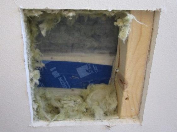 otetussa materiaalinäytteessä (MR5) todettiin kohtalaisesti homesieni-itiöitä ja vähän aktinomykeettejä sekä kosteusvauriota indikoiva Aspergillus versicolor- homesienilajia (Liite 1.