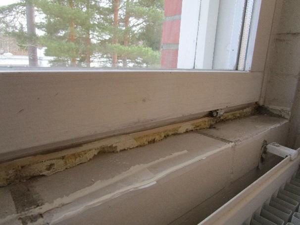 Rakenneavauksessa (RA11) ikkunan ja ulkoseinän liittymässä