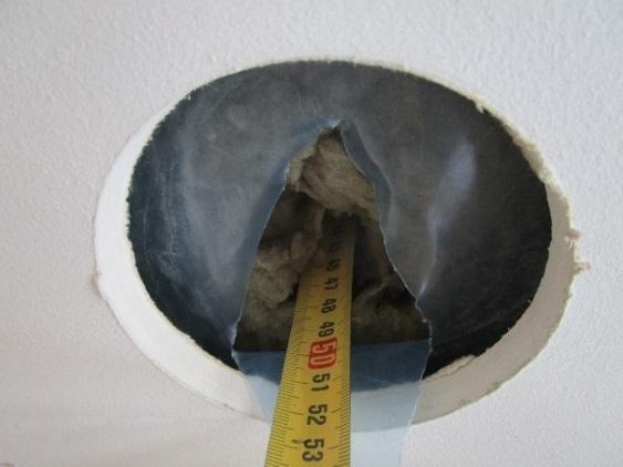 YP2, Peltikatteinen yläpohja, RA15 Yläpohjarakenne on suunnitelmien ja rakenneavauksen perusteella alhaalta ylöspäin seuraava: pintakäsittely 13 mm kipsilevy 50 mm koolaus höyrynsulkulevy 450 mm