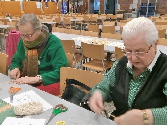 ) ja Oskari Hellman Mari Hietanen keskittyy himmelin tekoon.