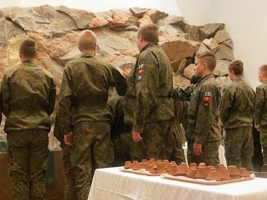 Siikaniemen kurssikeskuksen rippikoululeirille Hollolaan oli saapunut varusmiehiä Kaartin jääkärirykmentistä, Porin prikaatin Niinisalosta ja Säkylästä, Satakunnan lennostosta sekä Parolan