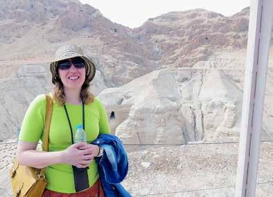 Minä ja Qumran. Taustalla yksi luolista, joista paimenpoika löysi Kuolleenmeren kirjakääröt vahingossa vuonna 1947. Löytö osoittautui kaikkeen.