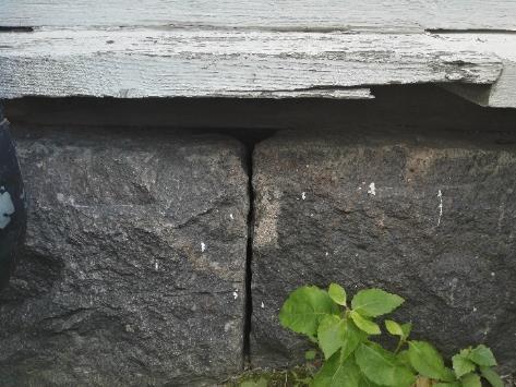13/66 2.2. Perustukset ja ryömintätila 2.2.1. Kivijalka - havainnot Rakennuksen perustus/sokkeli on tehty lohkotuista luonnonkivistä.