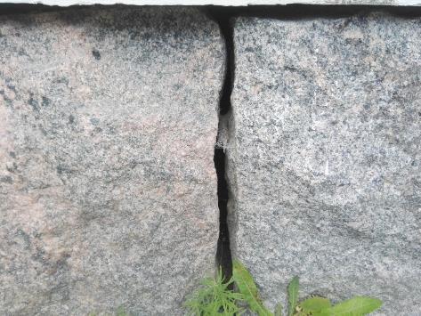 Sokkelisaumat ovat auki Kuva 10. Lähikuvaa sokkelisaumasta 2.