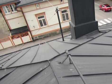 Hallintorakennuksen osalta havaittiin myös tuuletuspuutteita. Kaikkien ullakkotilojen tuuletus tulee saattaa kuntoon, sillä nykyisellään ullakkotiloissa tapahtuu kondenssia talvisin.