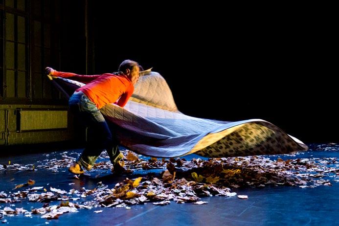 Zodiak Presents on myös Tanssin Tiedotuskeskuksen ja Suomen Teatterit (STEFI) ry:n jäsen. Tanssin Tiedotuskeskuksen hallituksen varsinaisena jäsenenä toimi Maija Eränen, varalla Piia Ahonen.