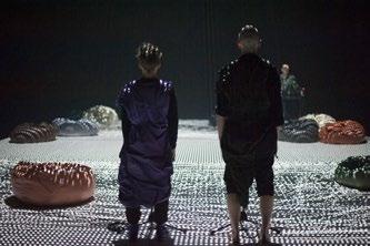 Joona Halonen: Tight / Kuva: Mikko Rasila Ona Kamu Kollektiivi: Pyramidi / Kuva: Tanja Ahola Eri-ikäisten tekijöiden teokset näyttivät, että nykytanssin laajan kattokäsitteen alle mahtuu