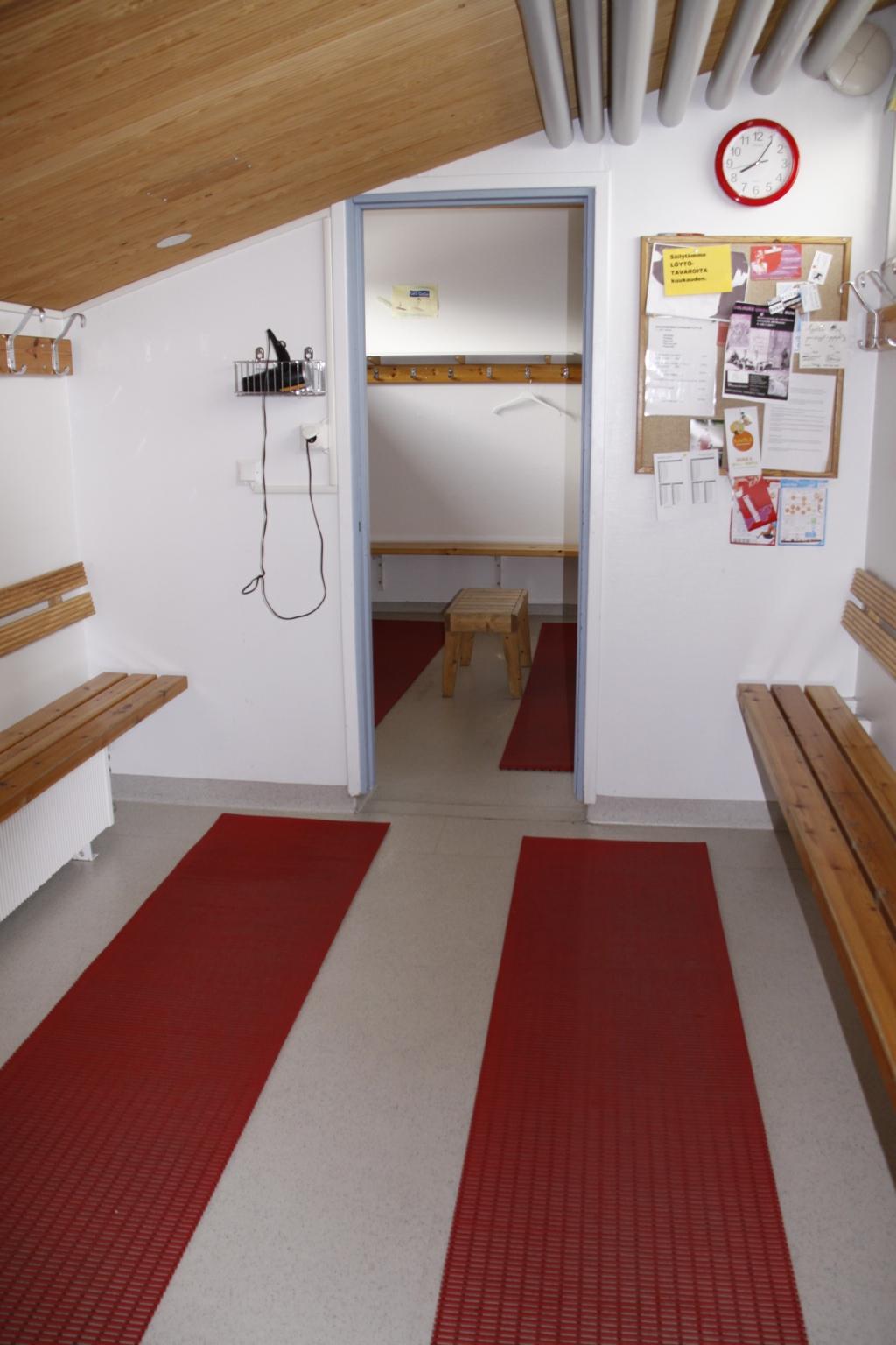 Aamusiivous Miesten/naisten pukuhuone/kylmät pukuhuoneet (lähimpänä kioskia) Unohtuneet tavarat kerätään löytötavarapisteeseen (Naisten siivouskaapissa ja miesten puolella eteisen tuulikaapissa oleva