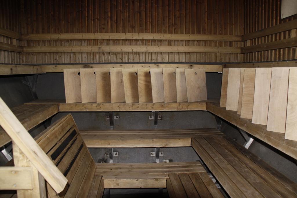 Iltasiivous Pikkusauna Sauna huuhdellaan vedellä Lattia kuivataan lastalla Lattiakaivosta puhdistetaan