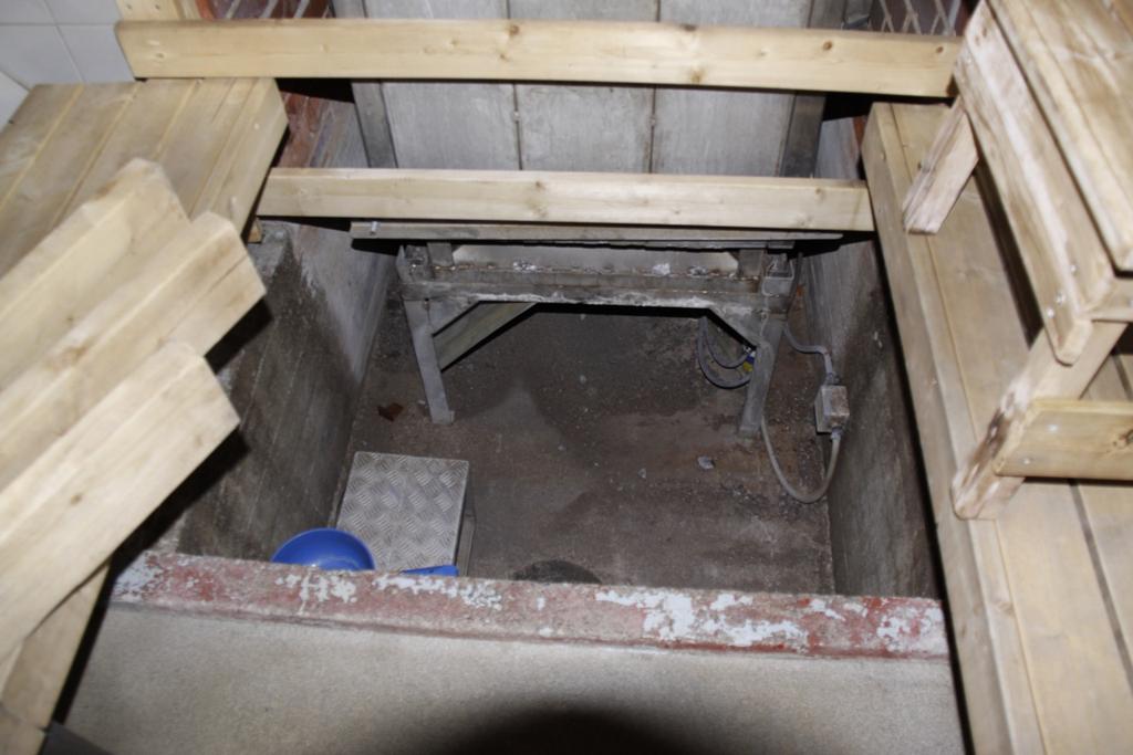 Iltasiivous Iso sauna Ovi avataan ja kiilataan ovi auki (jätetään auki yöksi) Löylyvesiastiat tyhjennetään ja laitetaan kuivumaan pesuhuoneen penkille Sauna huuhdellaan vedellä Kiukaan edessä olevat
