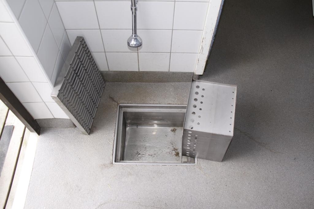 Aamusiivous Miesten/naisten WC:n siivous WC:n pesuun otetaan letku siivouskaapista (yritä välttää seinien kastelemista naisten