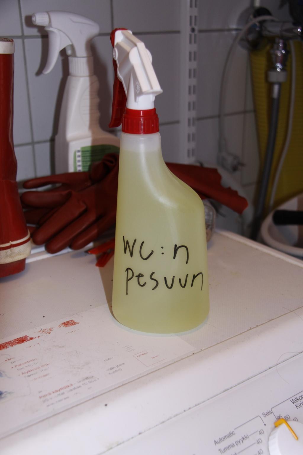 penkille WC-pöntöt, pesualtaat ja lattia kastellaan Levitetään desinfioiva pesuaine pumppupullosta WC-pyttyyn, pisuaariin, altaaseen
