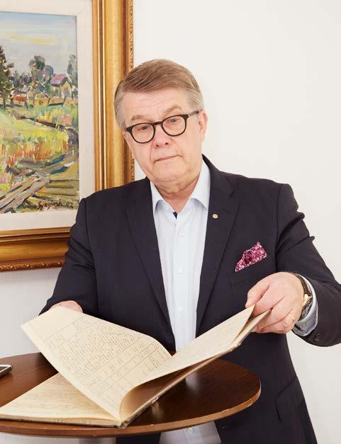 Jouko tutkimassa mielenkiintoisia johtokunnan pöytäkirjauksia pankin perustamisvuosilta.
