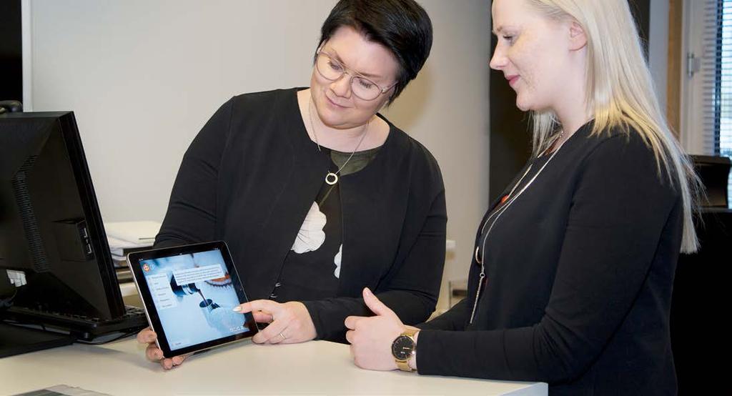 Kuvassa vasemmalta Katja Suominen ja Elina Prusila. Mainio Mobiili ja pirteä Pivo saa korttitietojasi, vaan ainoastaan tiedon maksun onnistumisesta, muistuttaa Elina.