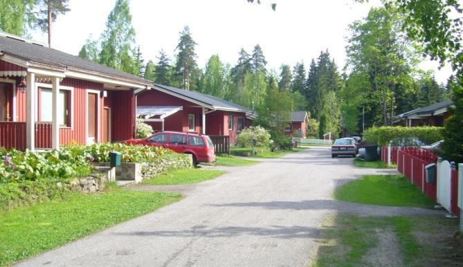 Alue muodostaa kaupunkikuvallisesti yhtenäisen ja tasapainoisen kokonaisuuden. Kuvat 20 ja 21. Sammonlahden itäosan pientaloasutusta ja 70-80-luvun rakennuskantaa Kotisuonkadulla.