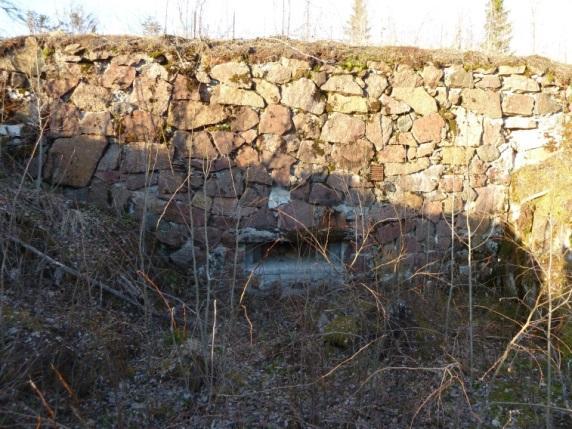 51 Lappeenrannan keskustaajaman osayleiskaava Läntinen osa-alue Kaavaselostus Kuva 24 ja 25. Salpalinjan konekivääri- ja miehistökorsu Munterossa.