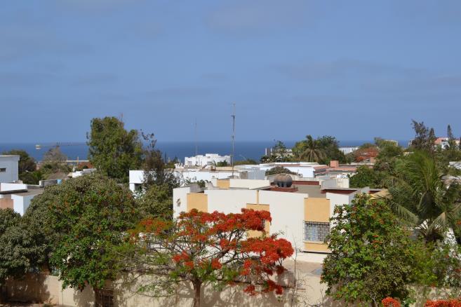 Nimikkokirje, Heinäkuu 2013 Teija ja Raimo Laine B.P.10416 Dakar-Liberté Senegal taksikuskin kanssa hetken eksyksissä, ennen kuin löysimme kotipihallemme.