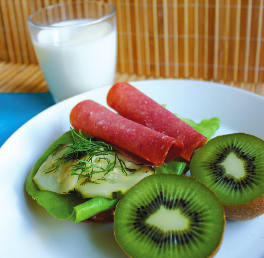Oppilas tietää, mitkä juomat ovat hyviä ja haitallisia hampaille.
