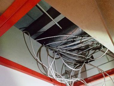 Kuntoarvio 25 (30) 8 Sähkötekniikan kuvat Kuva 1. Rakennuksen alkuperäiset sähkökaapeloinnit on tehty pääosin putkittamalla alakattorakenteiden yläpuolella, sähkökuiluissa ja seinärakenteissa.
