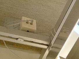 Tyypillisesti opetustiloissa on 1kpl kaksiosainen RJ45-rasia luokan yläosan valaisinripustuskiskon yhteydessä.