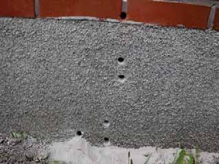 RT 39-41, ulkoapäin rappaus betoni ~150 mm villa ~100 mm betoni/tiili RT 41 havaittiin sokkelihalkaisun villan olevan aistinvaraisesti märkää. Kosteus tuntui selkeästi, kun eristeen asetti kädelle.