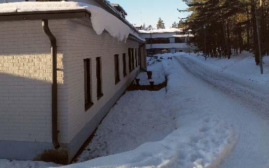 FCG SUUNNITTELU JA TEKNIIKKA OY Sisäilmatekninen kuntotutkimus 9 23.5.2018 Kuva 3. Kiinteistö on osittain rinteeseen rakennettu. Takapihalla rinne viettää rakennukseen päin.