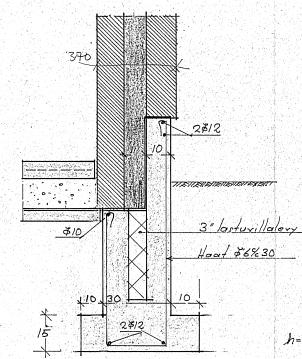 Rakennuksen pitkillä sivuilla sokkelirakenne sisältä ulospäin: ½-kiven tiilimuuraus/betoninen sisäkuori (alaosa) tojalevy 75 mm/villa 100 mm betonista ulkokuorta vasten alapohjalaatalta nouseva