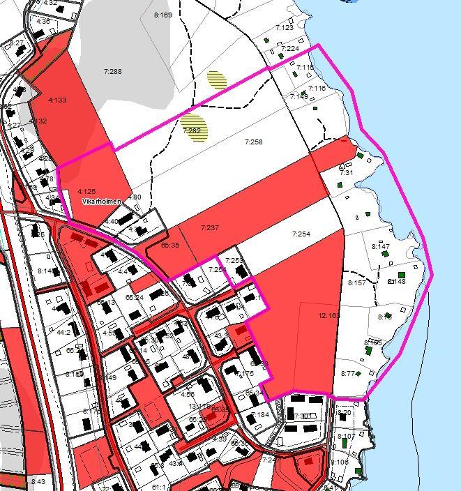 Kuva 14. Kunnan maanomistus on merkitty karttaan punaisella. Asemakaava-alueen raja on merkitty violetilla viivalla. 2.1.6 Alueen rakennushistoria Erik Hannula kirjoittaa kirjassa Skärgårdsliv i Larsmo, että Vikarholmenia käytettiin aluksi karjan kesälaitumina.