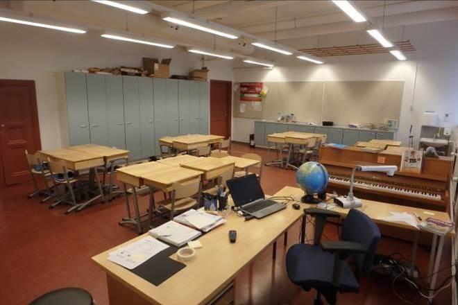 Kohteen 4 ilmanvaihtokonehuone Tutkittava luokkahuone Tutkittavan luokkahuoneen tilapositio on A1-303 ja se toimii tavanomaisena opetustilana.