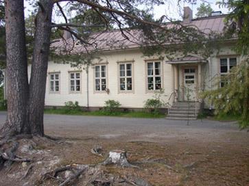 Meitä oli Kukossa vastassa Reino Kuivalainen taidetalo Hupeliin aktiivi, Anu Penttinen kyläseuran puheenjohtaja ja Aulis Nevalainen Rekiniemen leirintäalueen pitäjä.