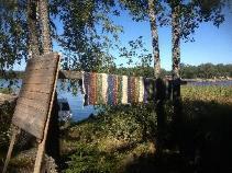 Lastin purettuamme keiteltiin teetä. Tänä iltana ei lämmitetty saunaa. La 22.8. Matonpesua Aamusta on taas matonpesua, kolme ylämökin mattoa.