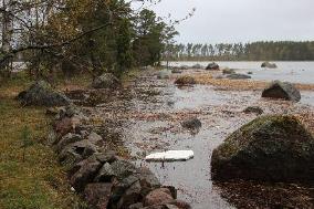 Merivesi oli tosi korkealla ainakin +60 cm. Laitoin takkaan tulet ja syötiin iltapalaa.