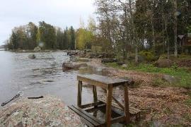 Matonpesupöytä melkein kelluu Markku Sandström Asensin ensin tiskipaikan savupiipuun uuden loppupätkän.
