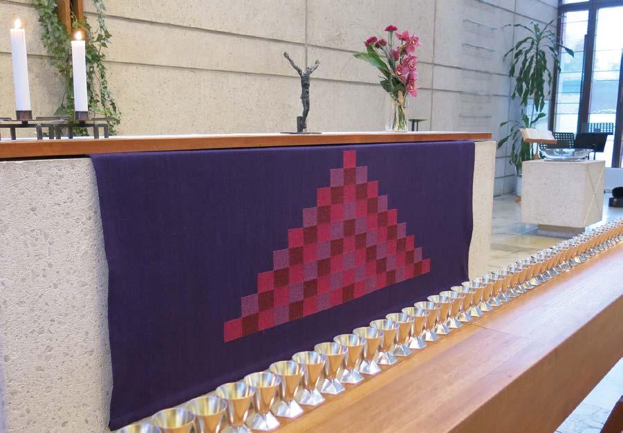 Oman esirukouksesi voit jättää kirkon eteisessä olevaan esirukouslaatikkoon.