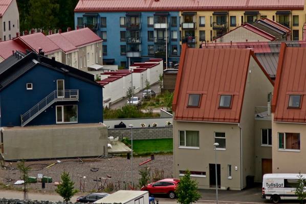 Esityslista Sivu 30/39 Jokivarsi kaupunkirakenteen eheyttämisen eduksi Kolmantena strategisena päällekkäismerkintänä yleiskaavaluonnokseen on esitetty jokivarsiin kohdistuva merkintä Jokivarren