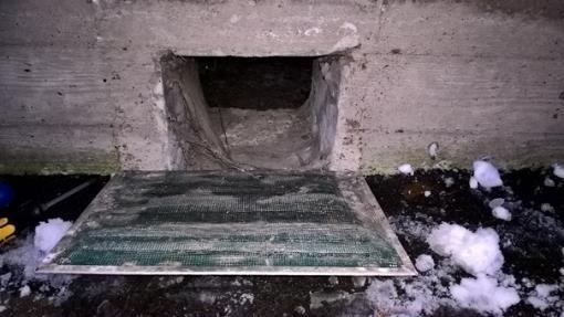 Kuva 4: Tuuletusaukko avattuna Kuva 5: Vanhemman osan takapuolen sokkelin