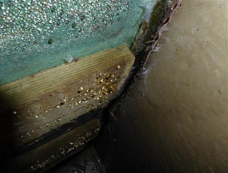 Kosteus- ja sisäilmatekninen kuntotutkimus Savenvalajan päiväkoti 28.3.2018, sivu 15/30 Kuva 11 a ja b: Tuulettuva alapohja: kuvassa näkyy tuulensuojalevy kannatinlautoineen.
