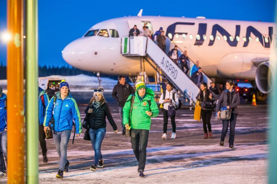 Liikenneyhteydet ja toimitilatarjonta Julkisen liikenteen saavutettavuus kaikilla liikennemuodoilla: - Finnair 5 vuoroa / arkipäivä JOE HEL, reitillä vakaa näkymä,