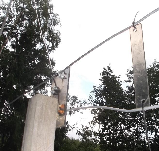 Antennilanka paaluun Tällä puolella polykarbonaattia johto menee