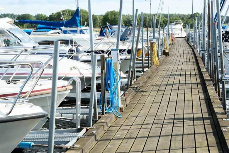 KUUMASINKITTY Pakkaus sisältää saranaparin ja kiinnitystarvikkeet