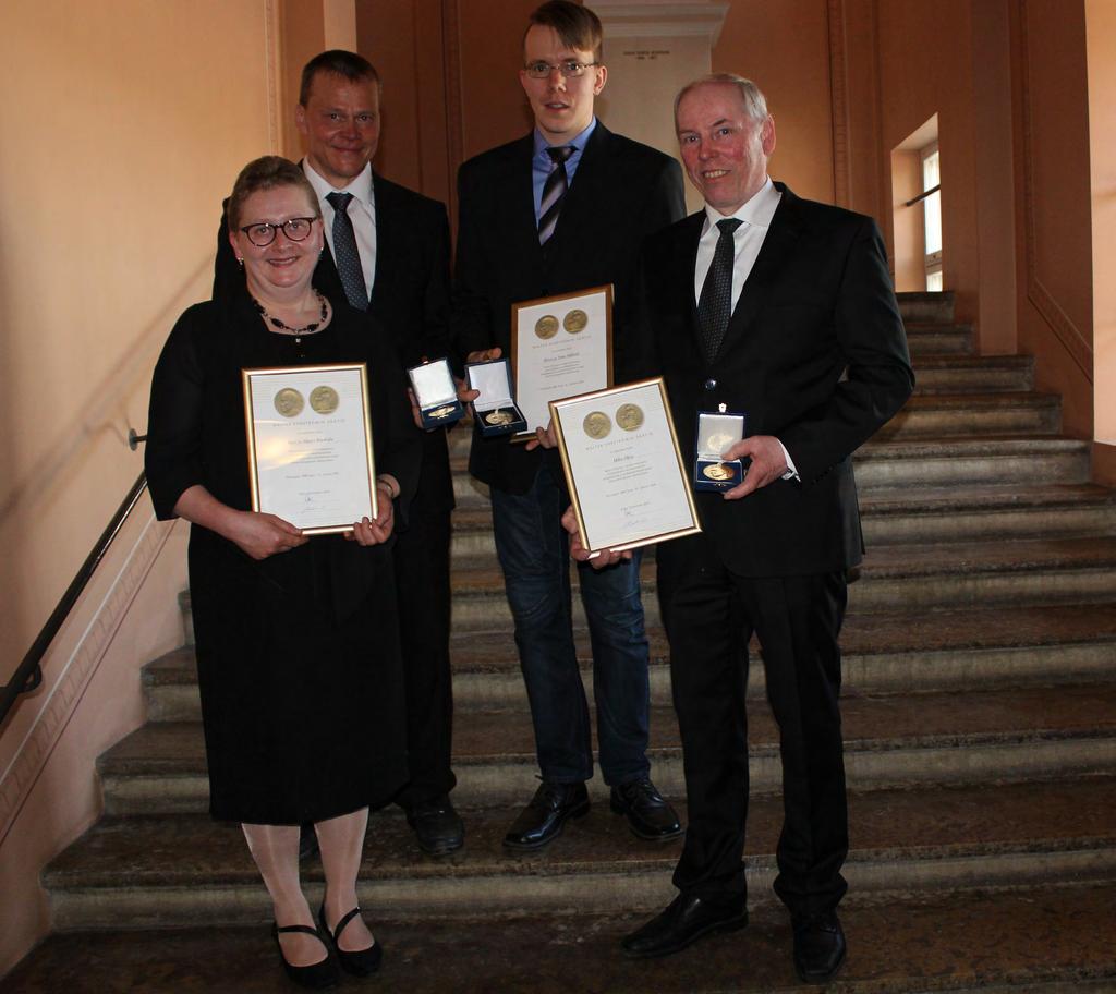PALKINNOT WALTER EHRSTRÖMIN SÄÄTIÖN MITALIT Walter Ehrströmin säätiön mitaleilla palkitaan pitkäaikaisesti, moitteetonta maitoa tuottaneita tiloja.
