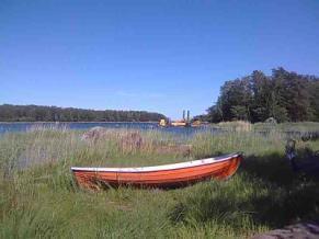 Iltapäivällä sateen hellittäessä, laitoin toisen pään pilarit paikoilleen. Iltapäivällä valtava tuuli joka kaatoi naapureiden ison koivun kuin tulitikun.