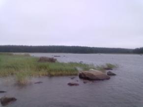 2010 Lammassaaressa [3 päivänä] Ma 26.07.perustusten muurausta Aamusta aloitin huvimajan perustusten muurauksen, sain puoleen päivään mennessä tolpat paikalleen.
