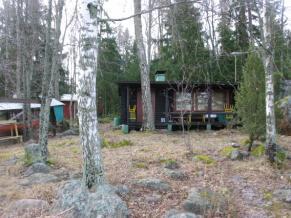 Otin muutaman valokuvan ja laitoin vesijohdon kuntoon, hyvin pumppasi, laittaessani letkua sukka kastui, saapas vuoti. Saunatuvassa ei ollut myyriä.