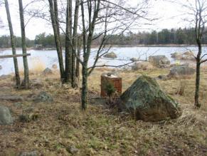 Jotain erikoista oli tapahtunut ; muurista oli kiviä tippunut ja pikkuvaraston tavaroita oli lattialla. Työkalujakin oli kateissa, vihdoin löysin jakoavaimen, luulin, että joku oli tarvinnut.