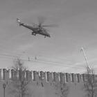 PERUsLUkEMIA ILMA-AsEEsTA Mi-35MS-helikopteri nousee Kremlistä (Kuvalähde: YouTube, Coocxals) ottamatta, osoittaa helikoptereiden olevan erikoistarkoitukseen varattuja.