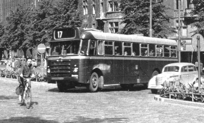 HKL 302 Scania-Vabis B 7159V/Helko kääntymässä Pohjoisesplanadilta Mannerheimintielle 1950- luvun lopulla. Kuva Museovirasto.